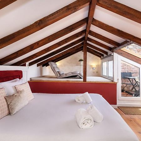 Appartamento Guestready - Fantastic Rustic Duplex With Terrace Lisbona Esterno foto